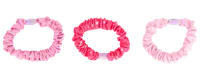 Sæt med tre satin scrunchies i lyserøde nuancer: ensfarvet lyserød, ensfarvet pink og pink med hvide prikker. Bløde, elastiske og skånsomme mod håret.