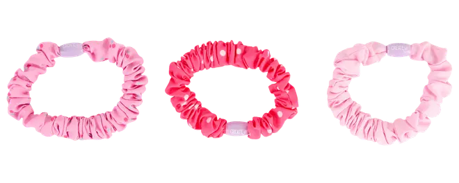 Sæt med tre satin scrunchies i lyserøde nuancer: ensfarvet lyserød, ensfarvet pink og pink med hvide prikker. Bløde, elastiske og skånsomme mod håret.