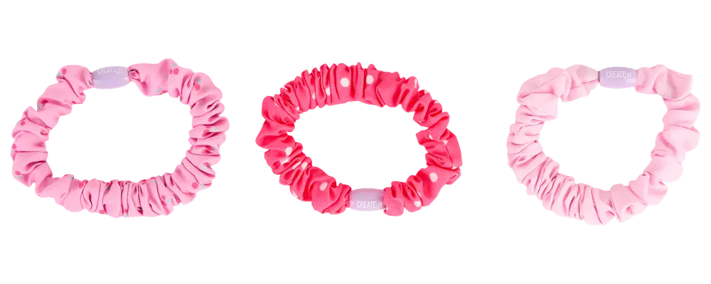 Sæt med tre satin scrunchies i lyserøde nuancer: ensfarvet lyserød, ensfarvet pink og pink med hvide prikker. Bløde, elastiske og skånsomme mod håret.