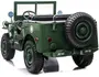 Grøn militærlegetøjsjeep med reservehjul bagpå, to sæder, detaljeret instrumentbræt, robuste dæk og realistiske udvendige detaljer. Velegnet til børn, designet til udendørs leg.