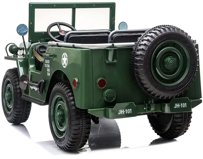 Grøn militærlegetøjsjeep med reservehjul bagpå, to sæder, detaljeret instrumentbræt, robuste dæk og realistiske udvendige detaljer. Velegnet til børn, designet til udendørs leg.