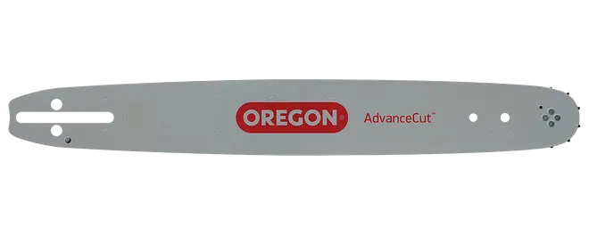 Oregon AdvanceCut motorsavssværd i sølvfarvet metal med rødt OREGON-logo og monteringshuller.