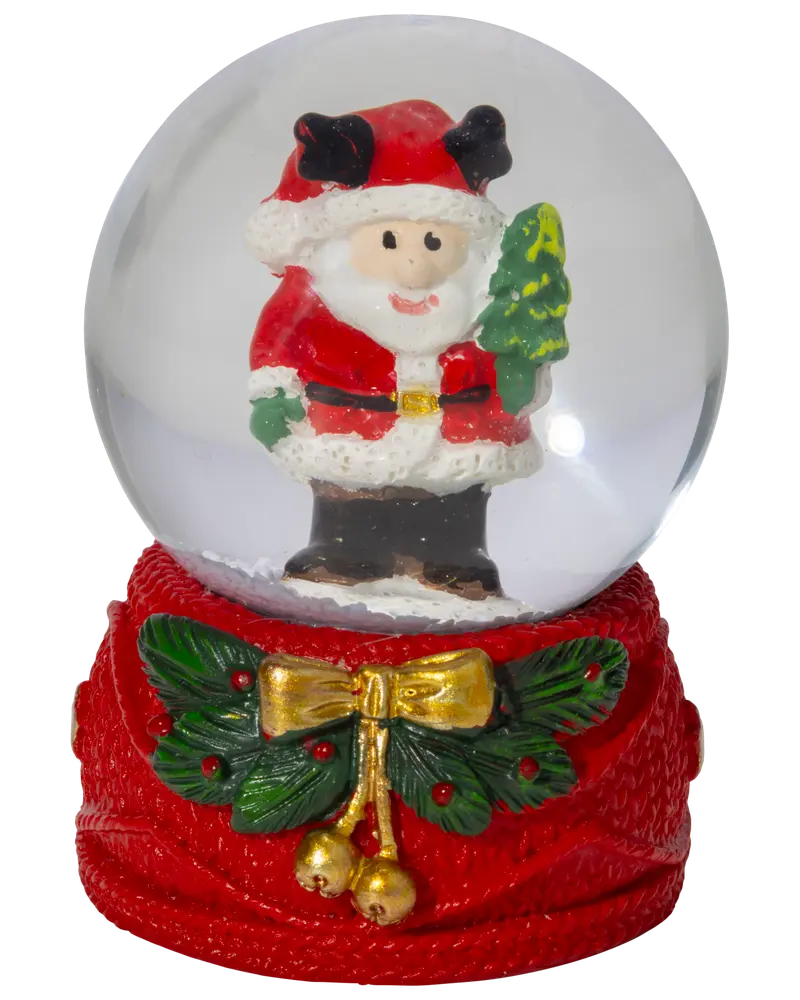 Glaskula med tomtefigur som håller en julgran, placerad på röd bas dekorerad med gröna blad, röda bär och en gyllene rosett.