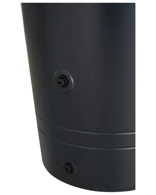 Nærbillede af sort cylindrisk metalgenstand med to synlige skruer og diskrete vandrette riller, sandsynligvis en del af et monteringsbeslag eller polforbinder.