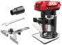 SKIL sladdlös borstlös kompaktfräs med röd och svart kropp, genomskinlig bas, djupjustering, strömbrytare samt tillbehör: kantlinjal, nyckel och dammutsugsadapter.