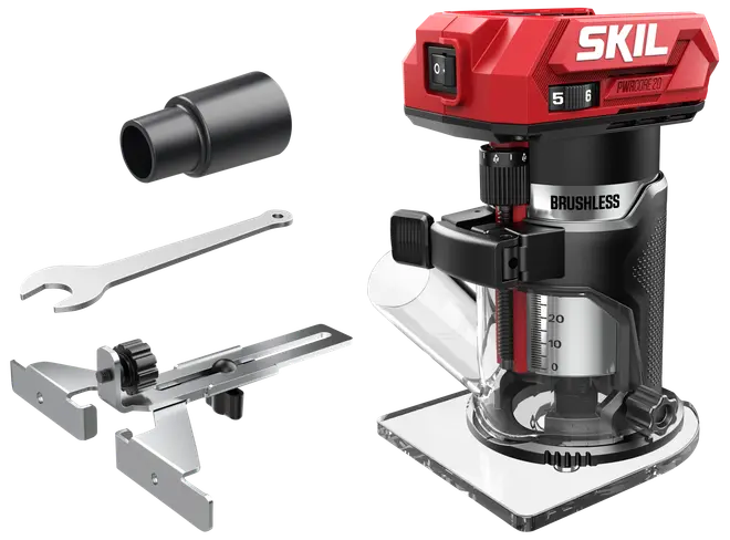 SKIL sladdlös borstlös kompaktfräs med röd och svart kropp, genomskinlig bas, djupjustering, strömbrytare samt tillbehör: kantlinjal, nyckel och dammutsugsadapter.
