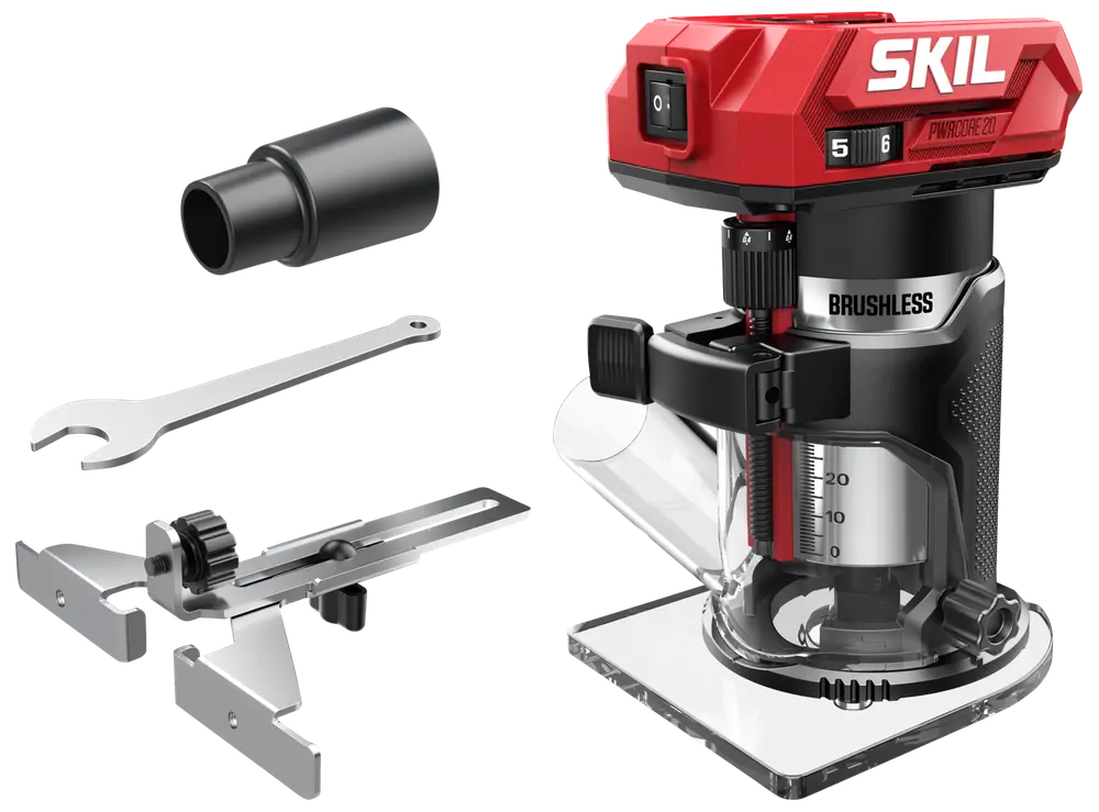 SKIL sladdlös borstlös kompaktfräs med röd och svart kropp, genomskinlig bas, djupjustering, strömbrytare samt tillbehör: kantlinjal, nyckel och dammutsugsadapter.