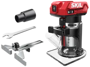 SKIL sladdlös borstlös kompaktfräs med röd och svart kropp, genomskinlig bas, djupjustering, strömbrytare samt tillbehör: kantlinjal, nyckel och dammutsugsadapter.