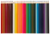 Sæt med 36 farveblyanter arrangeret på række, med et bredt udvalg af klare farver og spidse ender, perfekte til tegning og farvelægning.
