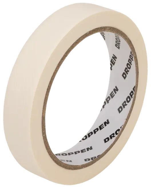 Beige malertape-rulle med "DROPPEN" mærke på inderkernen. Mellem bredde, velegnet til maling, mærkning eller generel brug. Glat paperoverflade, let at rive over.