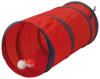 Rød sammenklappelig kattetunnel med grå kant, to hængende legetøj—en hvid pelsbold og en orange plastikbold. Perfekt til leg og motion for indekatte og killinger.