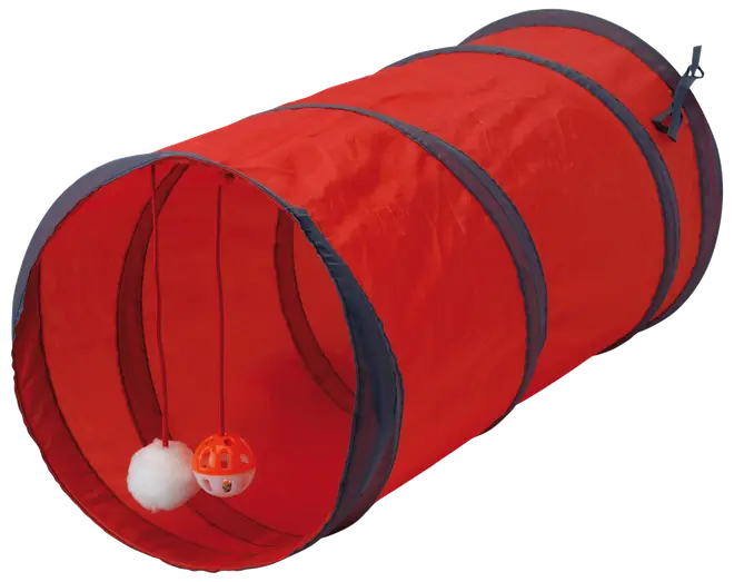Rød sammenklappelig kattetunnel med grå kant, to hængende legetøj—en hvid pelsbold og en orange plastikbold. Perfekt til leg og motion for indekatte og killinger.
