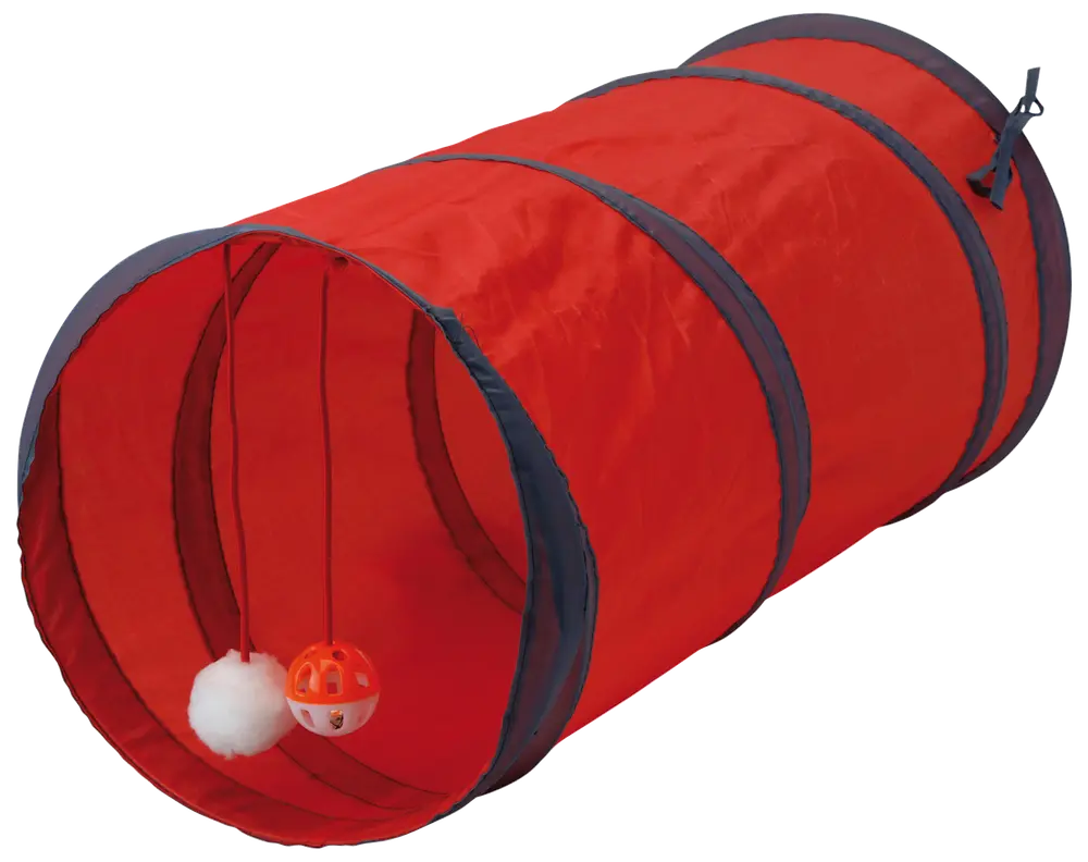 Rød sammenklappelig kattetunnel med grå kant, to hængende legetøj—en hvid pelsbold og en orange plastikbold. Perfekt til leg og motion for indekatte og killinger.