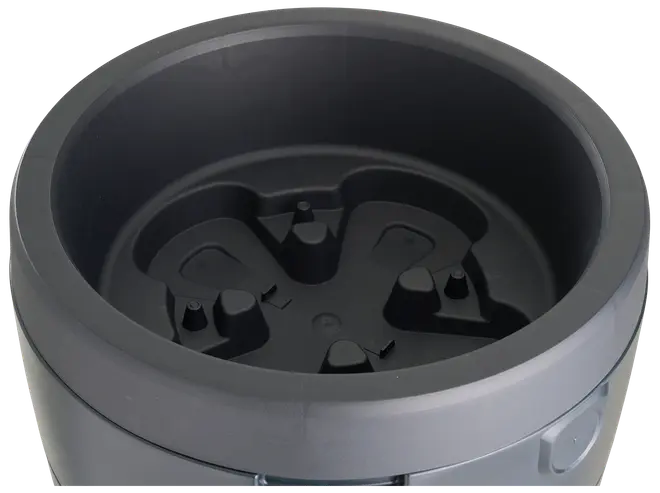 Sort plastikplantepotte med bred kant, dybt indre og hævede drænhuller i bunden for bedre luftcirkulation og rodvækst. Holdbar til både indendørs og udendørs brug.