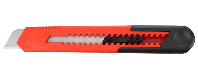 Utdragbar brytbladskniv med segmenterat blad, rött och svart plasthandtag samt svart skjutreglage för bladlängd. Lätt design, passar för papper, kartong eller plast.