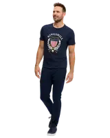 Marinblått herrset med t-shirt och joggers. T-shirten har "Kingshill Polo Club"-emblem med lagerkrans och sköld. Joggers med dragsko och matchande sneakers.