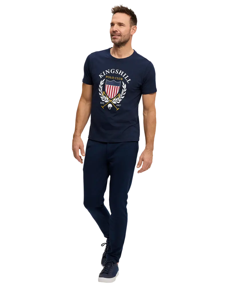 Marinblått herrset med t-shirt och joggers. T-shirten har "Kingshill Polo Club"-emblem med lagerkrans och sköld. Joggers med dragsko och matchande sneakers.