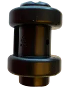 Svart HDPE-plastisolator med cylindrisk kropp och rundade ändar, avsedd för elstängsel. Har ett centralt monteringshål och tålig konstruktion för utomhusbruk.