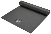 Sort Reebok træningsmåtte med tekstureret overflade, delvist rullet op. Har Reebok-logo i hjørnet. Velegnet til yoga, pilates og fitness. Let og bærbar.