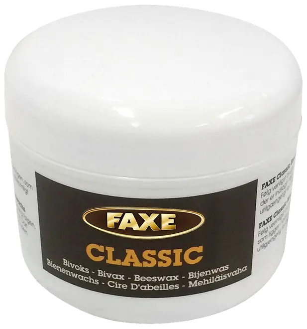 Hvid plastkrukke med Faxe Classic bivoks, sort og guld etiket med produktnavn og beskrivelse på flere sprog. Velegnet til pleje og beskyttelse af træ.