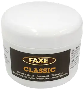 Hvid plastkrukke med Faxe Classic bivoks, sort og guld etiket med produktnavn og beskrivelse på flere sprog. Velegnet til pleje og beskyttelse af træ.