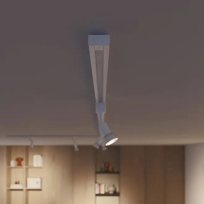 Hvidt loftmonteret skinnespot med justerbart lampehoved, moderne design. Velegnet til fokuseret belysning i stue, køkken eller kontor. Elegant og minimalistisk udseende.