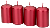 Sæt med fire cylindriske, metallisk røde bloklys med flade toppe og korte væger. Perfekte til dekoration eller festlig brug. Glat, skinnende overflade.