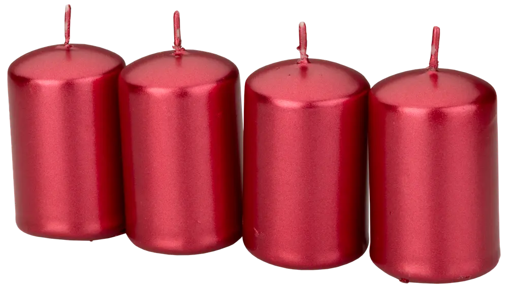 Sæt med fire cylindriske, metallisk røde bloklys med flade toppe og korte væger. Perfekte til dekoration eller festlig brug. Glat, skinnende overflade.