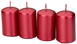 Sæt med fire cylindriske, metallisk røde bloklys med flade toppe og korte væger. Perfekte til dekoration eller festlig brug. Glat, skinnende overflade.