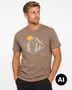 Taupe T-shirt med korte ærmer, bjerg- og solopgangsprint samt lille 360 Outdoor-logo på brystet. - Billedet er skabt med AI
