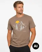 Taupe T-shirt med korte ærmer, bjerg- og solopgangsprint samt lille 360 Outdoor-logo på brystet. - Billedet er skabt med AI