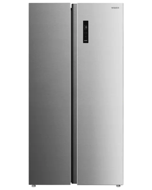 Moderne side-by-side køleskab i rustfrit stål med digitalt kontrolpanel på højre dør og minimalistiske håndtag. Rummeligt design til store husholdninger eller køkkener.
