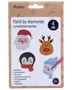Diamantmålning klistermärkeset med jultema: tomte, ren, pingvin och snögubbe. Innehåller strasstenar, penna, sorteringsbricka, lim och instruktioner. Från 3 år.