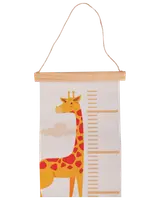 Børnehøjde måler med sød girafillustration, træstave foroven og forneden samt ophængssnor. Måleskala op til 160 cm. Perfekt til børneværelset.