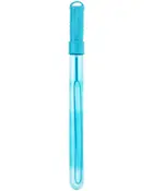 Lang blå plastik sæbeboblepind med tekstureret greb, fyldt med sæbeboblevæske. Perfekt til store bobler udendørs. Let og nem for børn at bruge.