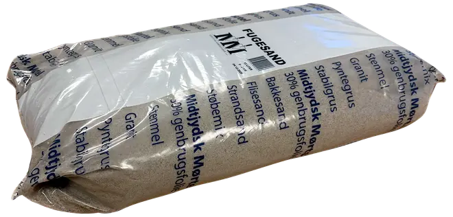 Lukket plastiksæk med fint fugesand, mærket 'Fugesand.' Emballagen er gennemsigtig med blå og sort tekst, der viser det lyse sand indeni. Velegnet til belægningsarbejde.