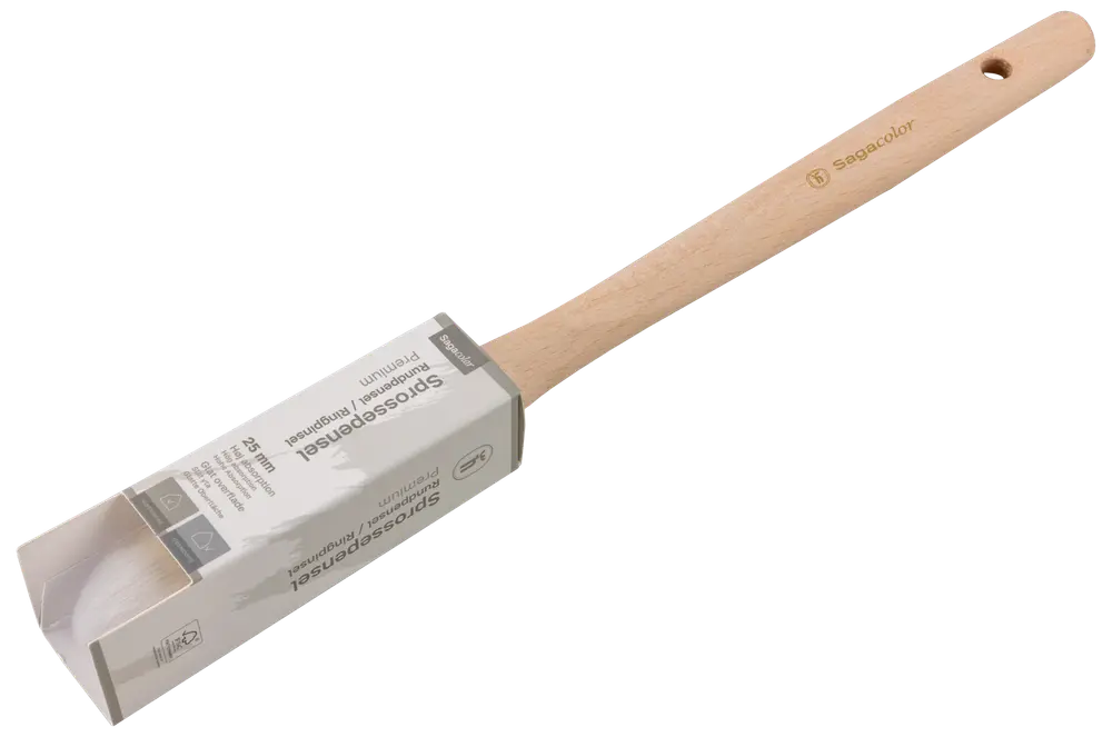 Flad pensel med langt, naturligt træhåndtag og hvide børster. Penslen er pakket i en mærket papæske, velegnet til maling eller lakering.