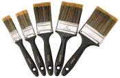 Sæt med fem malerpensler med sorte håndtag og syntetiske børster, forskellige bredder fra smal til bred. Hver pensel har hul til ophængning.