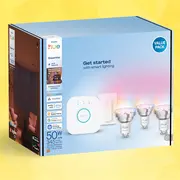 Philips Hue Essential værdipakke med smart hub, lysdæmper og tre White and Color Ambiance pærer til app- eller stemmestyring.