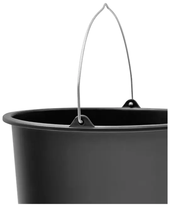 Sort plastikspand med solidt metalhåndtag, rund form, glat overflade og forstærket kant. Velegnet til væsker eller materialer, ideel til husholdning eller rengøring.
