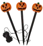 Set med tre Halloween-trädgårdspinnar med orange pumpahuvuden, svarta spetsar och timerkontrollbox. Perfekt för utomhusdekoration till fest.