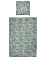 Enkelt sengetøjssæt med pudebetræk og dynebetræk i lysegrøn farve med tynde hvide lodrette striber. Lavet af blødt stof, ideelt til et moderne, minimalistisk soveværelse.