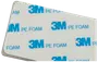 Rektangulær 3M PE skumklæbepude, hvid med blå 3M PE FOAM tekst, bruges til montering eller fastgørelse, har aftagelig bagside for nem påføring.