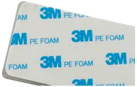 Rektangulär 3M PE skumklisterdyna, vit med blå 3M PE FOAM-text, används för montering eller fastsättning, har avtagbar baksida för enkel applicering.
