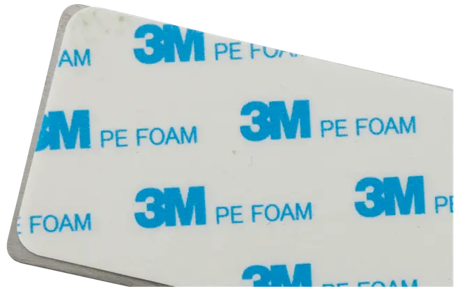 Rektangulær 3M PE skumklæbepude, hvid med blå 3M PE FOAM tekst, bruges til montering eller fastgørelse, har aftagelig bagside for nem påføring.