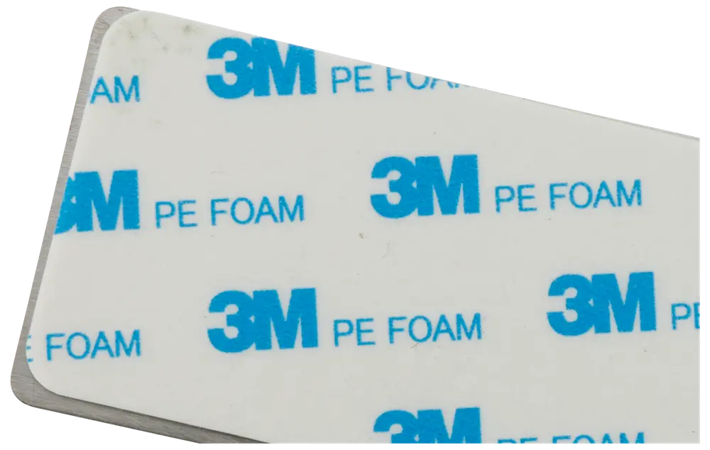 Rektangulär 3M PE skumklisterdyna, vit med blå 3M PE FOAM-text, används för montering eller fastsättning, har avtagbar baksida för enkel applicering.