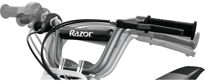 Nærbillede af Razor cykelstyr med sorte håndtag, bremsehåndtag og synlige kabler. Billedet viser justerbare styrpositioner. Razor-logoet er trykt på tværstangen.