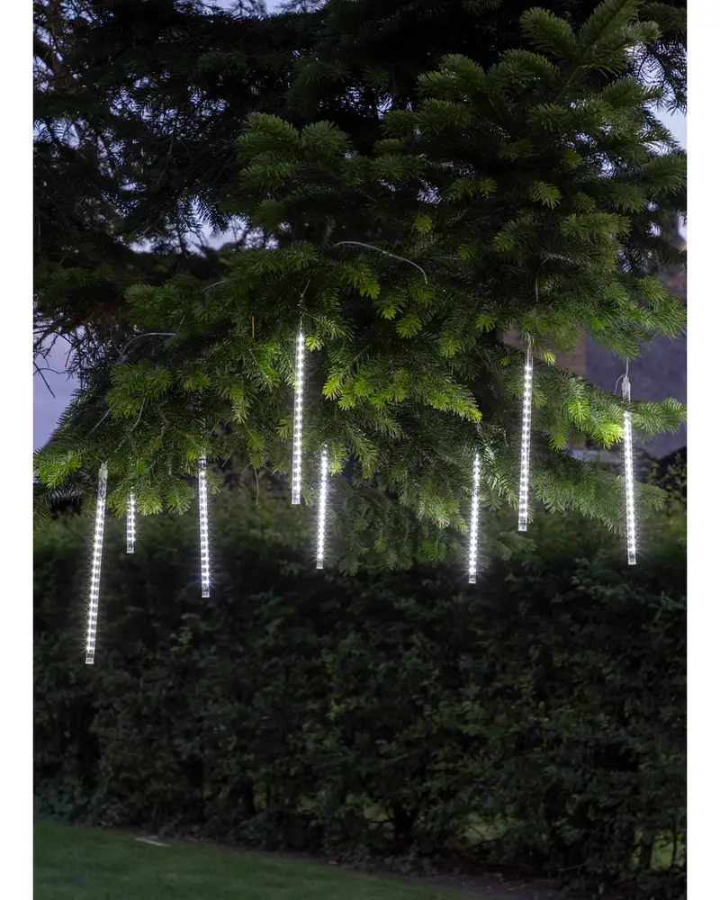 Uppsättning hängande LED-iskristall-lampor med kallvitt sken, avsedda för utomhusbruk. Perfekta för att dekorera träd eller trädgårdar.