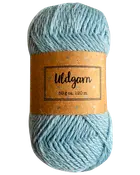 Lyseblå garnnøgle i uld med brun label med teksten Uldgarn, 50 g ca. 120 m.