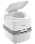 Hvid bærbar kemisk toilet med åbent låg, oval sæde, side skylletank og grå base, mærket Porta Potti 365.